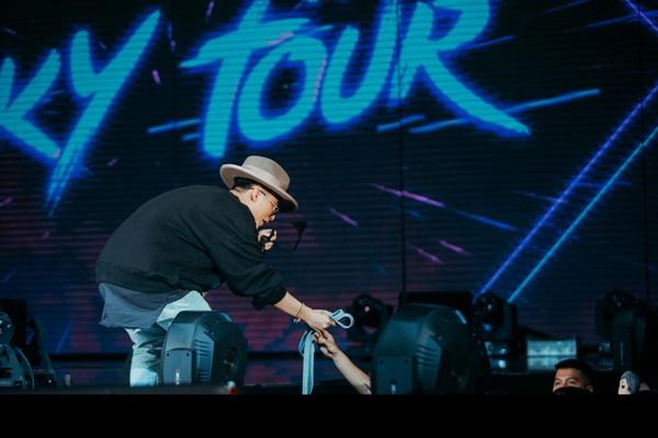 Sơn Tùng M-TP chơi lớn tặng luôn đồ hiệu trên người cho fan-9