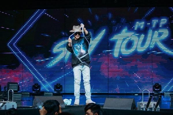 Sơn Tùng M-TP chơi lớn tặng luôn đồ hiệu trên người cho fan-10