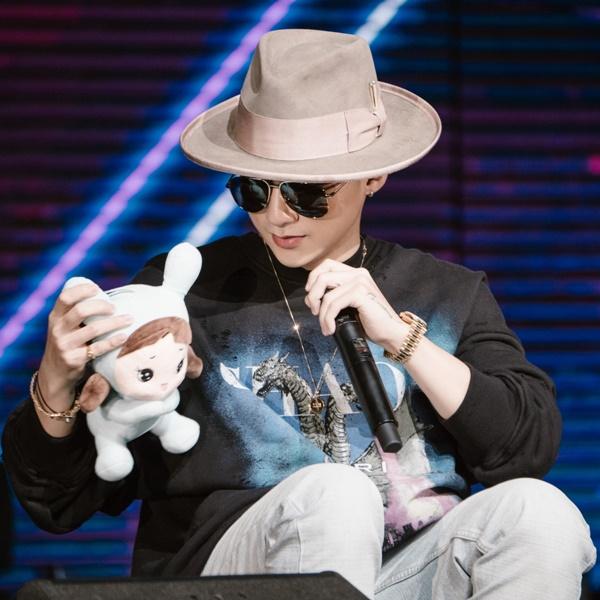 Sơn Tùng M-TP chơi lớn tặng luôn đồ hiệu trên người cho fan-11