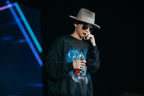 Sơn Tùng M-TP chơi lớn tặng luôn đồ hiệu trên người cho fan-12