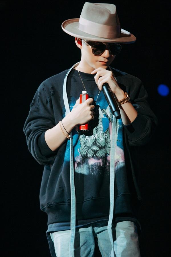 Sơn Tùng M-TP chơi lớn tặng luôn đồ hiệu trên người cho fan-13