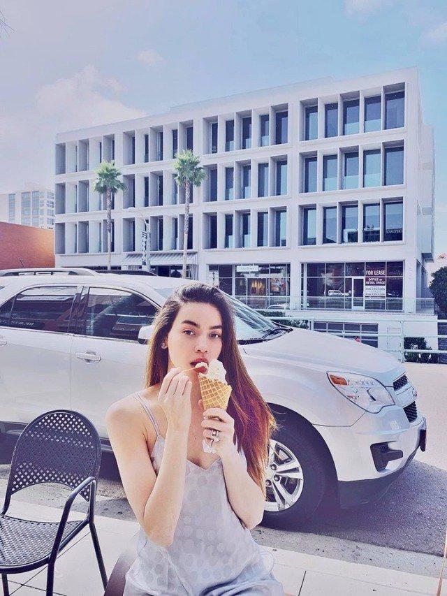 Trước thềm đám cưới tình cũ, Hà Hồ diện trang phục đơn giản, vui vẻ check-in Facebook-2