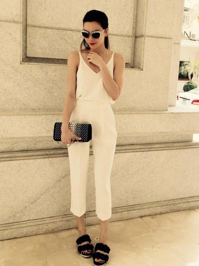 Trước thềm đám cưới tình cũ, Hà Hồ diện trang phục đơn giản, vui vẻ check-in Facebook-8