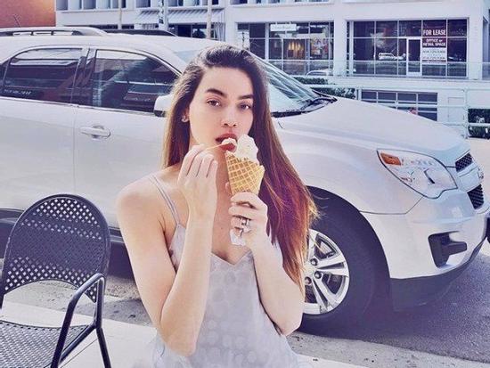 Trước thềm đám cưới tình cũ, Hà Hồ diện trang phục đơn giản, vui vẻ check-in Facebook