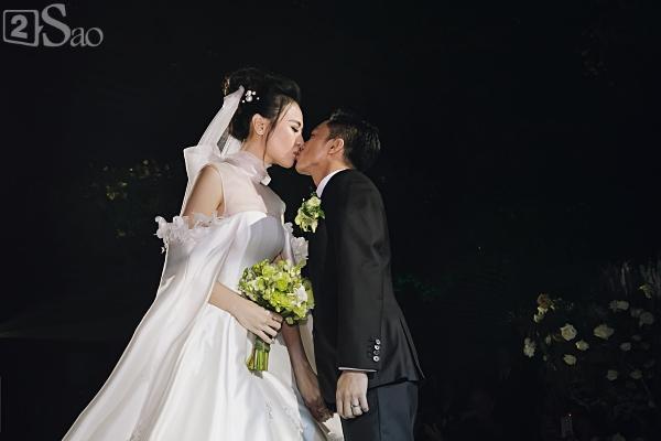 Hôn Đàm Thu Trang say đắm, Cường Đô La rưng rưng nước mắt: Cảm ơn mẹ đã gả cô ấy cho con-2