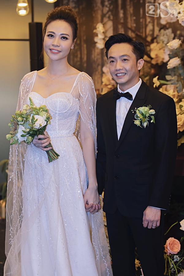 Hôn Đàm Thu Trang say đắm, Cường Đô La rưng rưng nước mắt: Cảm ơn mẹ đã gả cô ấy cho con-1