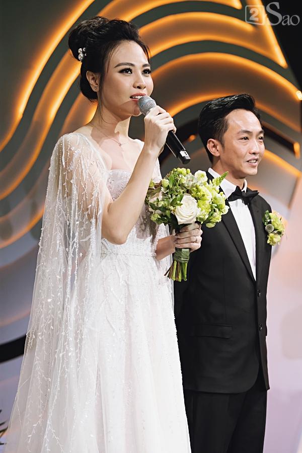 Hôn Đàm Thu Trang say đắm, Cường Đô La rưng rưng nước mắt: Cảm ơn mẹ đã gả cô ấy cho con-5