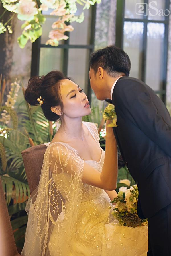 Hôn Đàm Thu Trang say đắm, Cường Đô La rưng rưng nước mắt: Cảm ơn mẹ đã gả cô ấy cho con-8