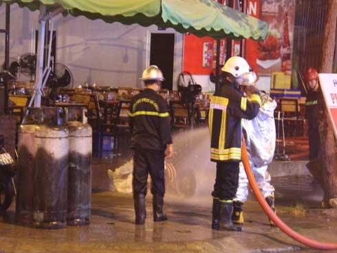 Nổ bình gas, lửa bao trùm quán nhậu ở Đà Nẵng, khách tháo chạy tán loạn