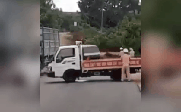 Đại úy CSGT trong vụ ô tô lao vào xe chuyên dụng: Không ngờ tài xế lại hung hãn và liều lĩnh như vậy-1