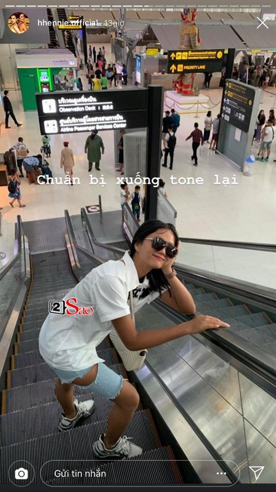 HHen Niê đi Sky Tour của Sơn Tùng M-TP với chiếc quần khoét quá nguy hiểm, suýt lộ vòng 3-3