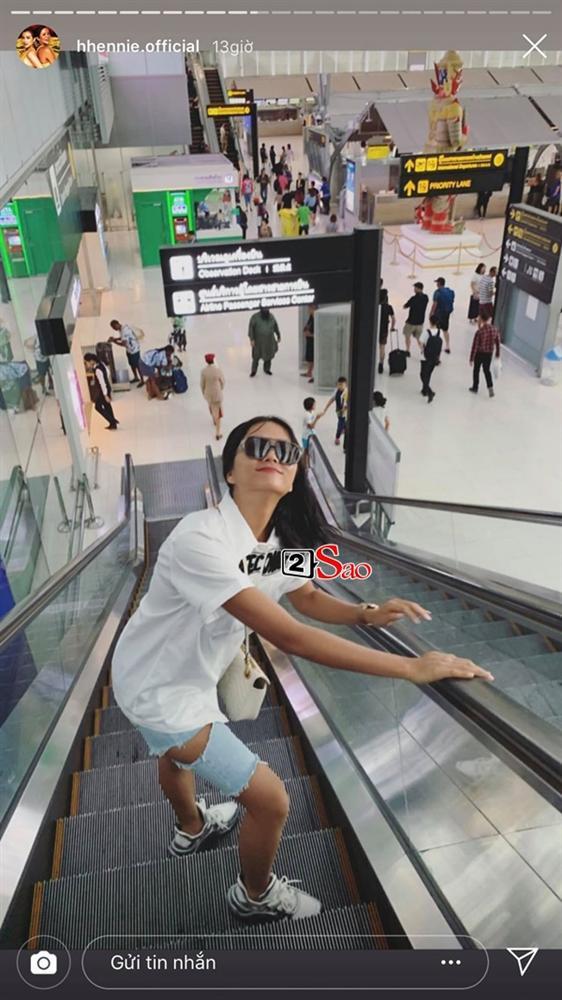 HHen Niê đi Sky Tour của Sơn Tùng M-TP với chiếc quần khoét quá nguy hiểm, suýt lộ vòng 3-5