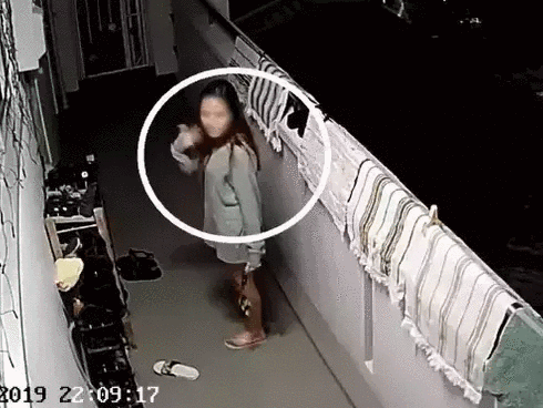Clip: 2 gái xinh lén lút trộm giày phòng bên, khi thấy camera an ninh chĩa thẳng vào mới ‘muối mặt’ bỏ đi-1
