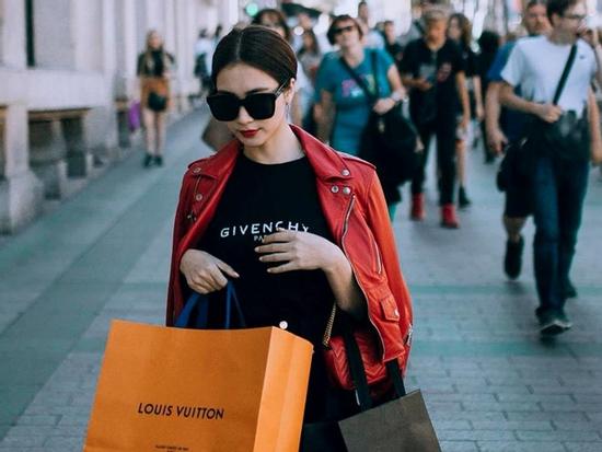 Hòa Minzy hối hận vì mua túi xách vài trăm triệu đồng