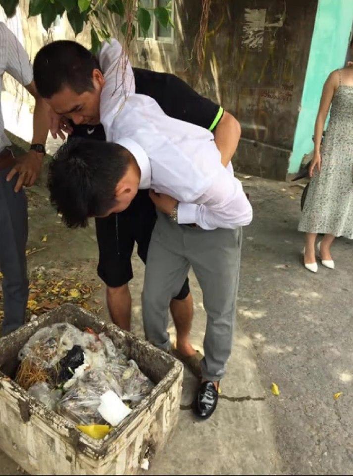 Xôn xao Clip chú rể say rượu phải có người dìu không đón được dâu, mẹ vợ tức điên đuổi thẳng cổ-2