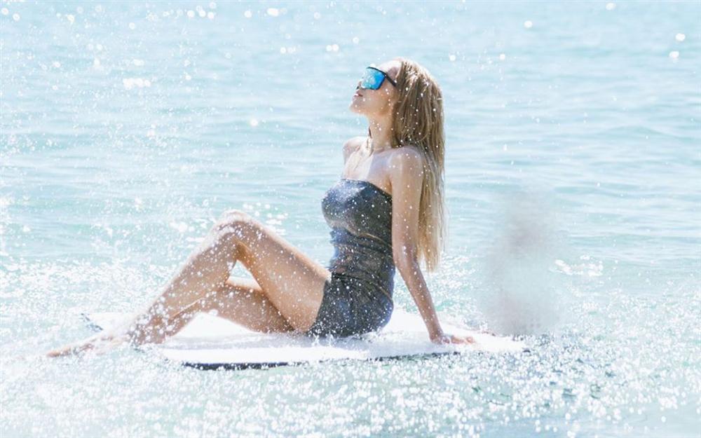 Nhìn Emily nóng bỏng thế này ai ngờ đã là mẹ của hai thiên thần-1