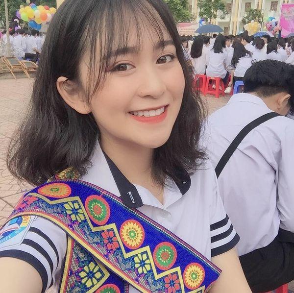 Chỉ với bức ảnh cầm biển trong hoạt động ngoại khóa của trường, nữ sinh Sơn La bị truy lùng vì nụ cười gây nghiện người xem-2