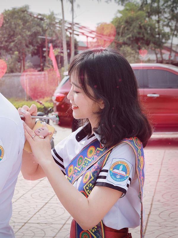 Chỉ với bức ảnh cầm biển trong hoạt động ngoại khóa của trường, nữ sinh Sơn La bị truy lùng vì nụ cười gây nghiện người xem-5
