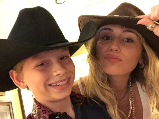 Miley Cyrus bị chỉ trích vì lộ ngực trước mặt ca sĩ nhí