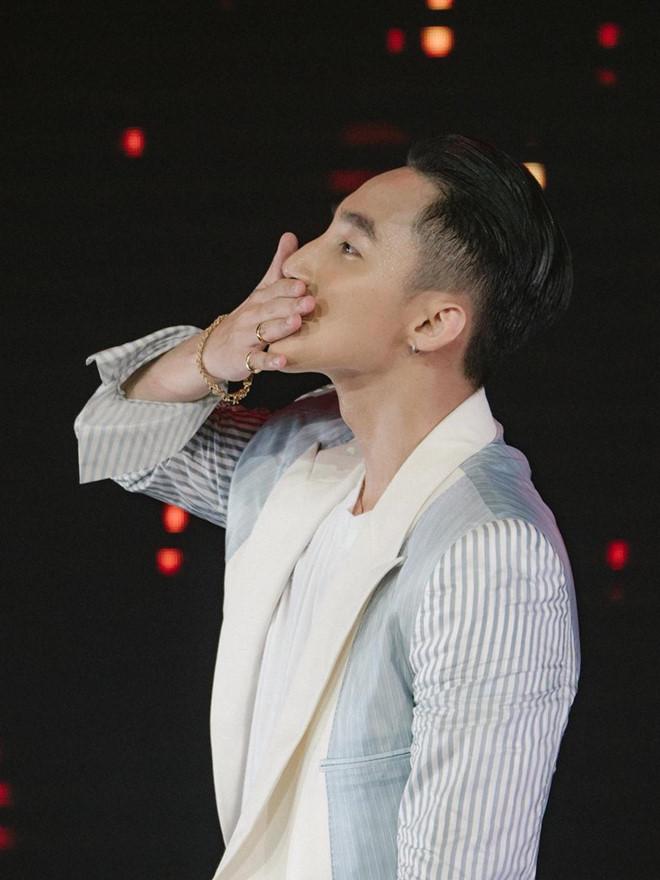 Sơn Tùng M-TP đã diện món đồ hàng hiệu nào tại Sky Tour 2019?-7