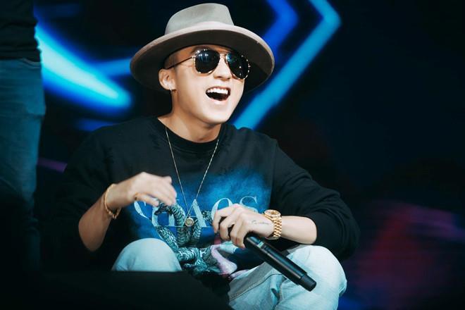 Sơn Tùng M-TP đã diện món đồ hàng hiệu nào tại Sky Tour 2019?-9