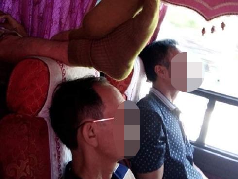 Ngồi xe khách gác chân lên đầu người lớn tuổi, nam thanh niên bị dọa 'bẻ gãy chân' vì hành vi phản cảm