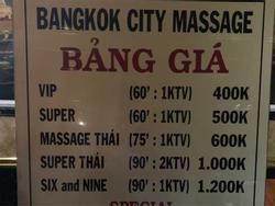 Bắt quả tang 3 nữ nhân viên ăn mặc hở hang, kích dục cho khách trong phòng VIP của tiệm massage ở Sài Gòn