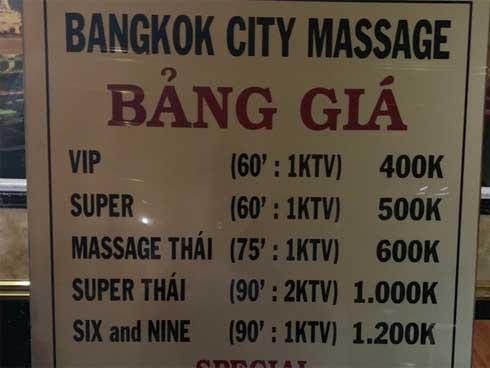 Bắt quả tang 3 nữ nhân viên ăn mặc hở hang, kích dục cho khách trong phòng VIP của tiệm massage ở Sài Gòn