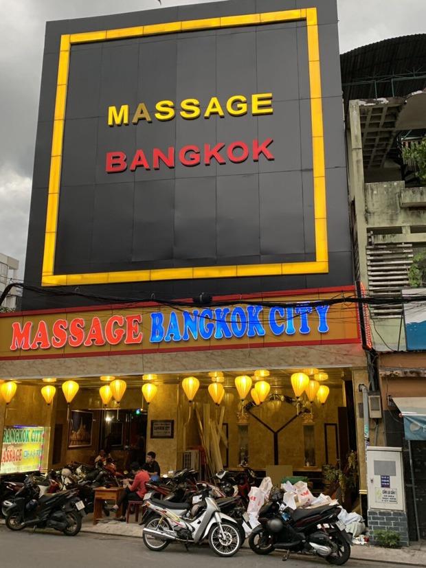 Bắt quả tang 3 nữ nhân viên ăn mặc hở hang, kích dục cho khách trong phòng VIP của tiệm massage ở Sài Gòn-1
