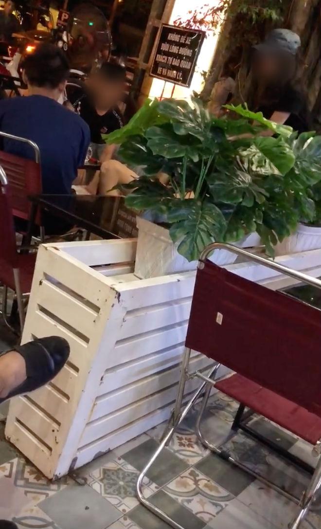 Clip: Nam thanh niên quằn quại, lăn lộn giữa quán nước, vừa la hét vừa gọi ‘Bố mẹ ơi, cứu con’-3