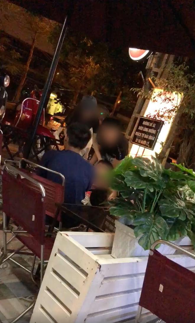 Clip: Nam thanh niên quằn quại, lăn lộn giữa quán nước, vừa la hét vừa gọi ‘Bố mẹ ơi, cứu con’-2