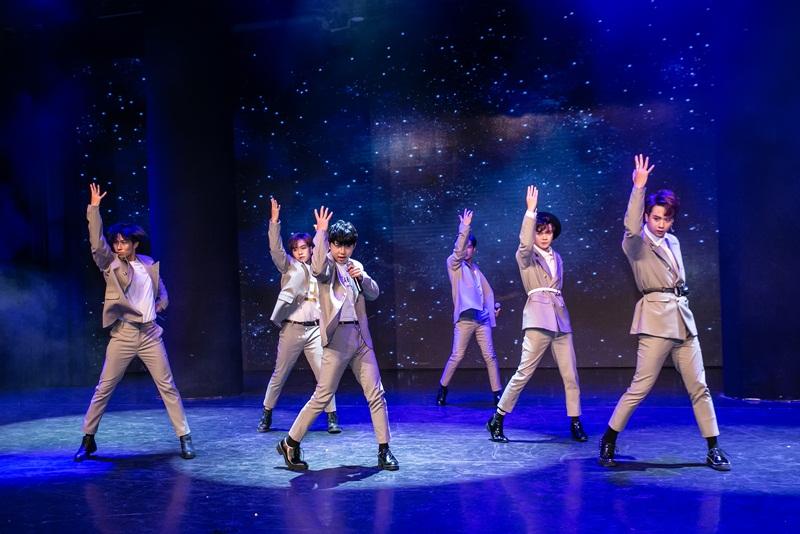 Chào đón nhóm nhạc mới gia nhập showbiz, đàn anh Tùng Dương ân cần dặn dò: Hãy biết lắng nghe nhau-4