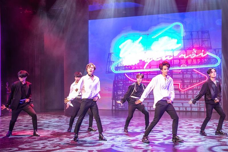 Chào đón nhóm nhạc mới gia nhập showbiz, đàn anh Tùng Dương ân cần dặn dò: Hãy biết lắng nghe nhau-6