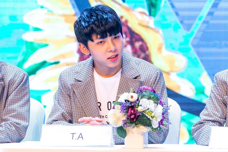 Chào đón nhóm nhạc mới gia nhập showbiz, đàn anh Tùng Dương ân cần dặn dò: Hãy biết lắng nghe nhau-11