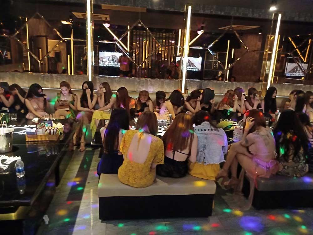 Nữ tiếp viên 13 tuổi trong tụ điểm ăn chơi nổi tiếng Sài Gòn-1