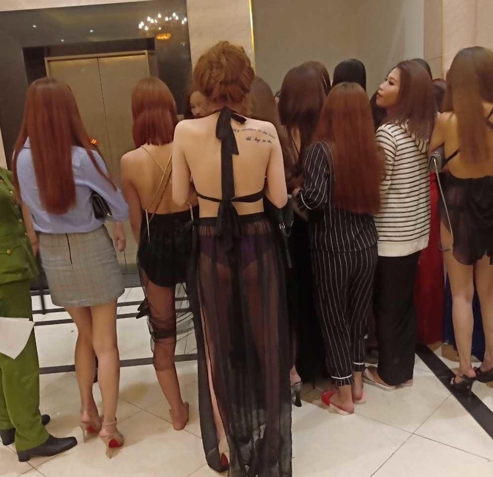 Nữ tiếp viên 13 tuổi trong tụ điểm ăn chơi nổi tiếng Sài Gòn-2