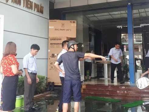 Một cảnh sát PCCC rơi từ tầng 2 xuống đất khi đang chữa cháy