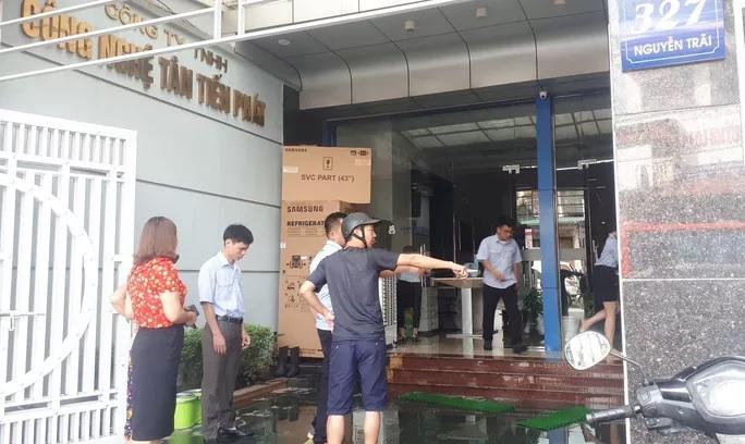 Một cảnh sát PCCC rơi từ tầng 2 xuống đất khi đang chữa cháy-1