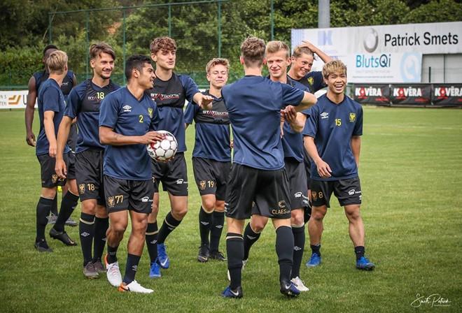 Công Phượng chụp ảnh với đồng đội Bỉ: Từ e thẹn đến khoác tay tình tứ-1