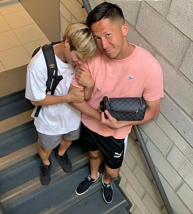 Công Phượng chụp ảnh với đồng đội Bỉ: Từ e thẹn đến khoác tay tình tứ-2