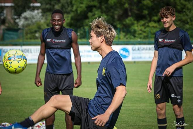 Công Phượng chụp ảnh với đồng đội Bỉ: Từ e thẹn đến khoác tay tình tứ-5