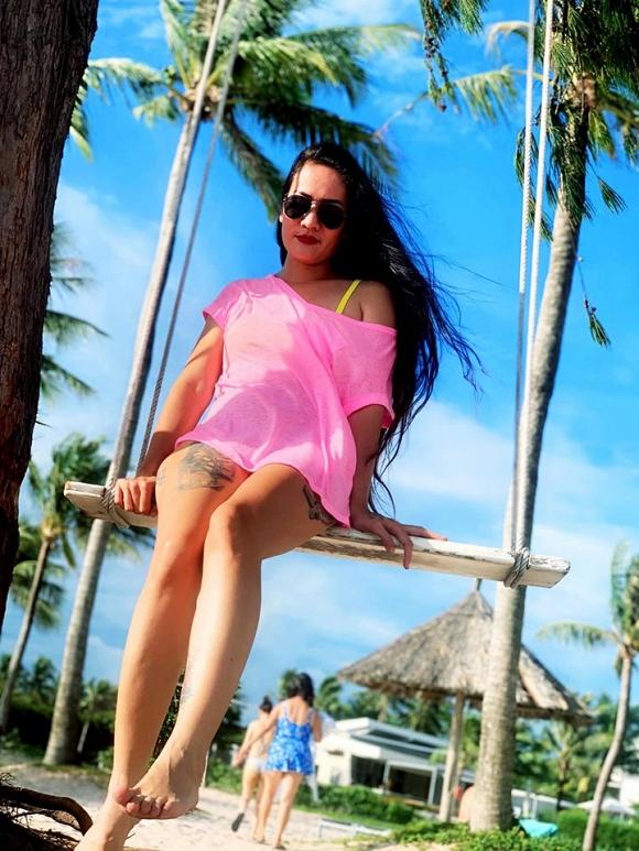 Diện bikini trên bãi biển, Minh Cúc Về Nhà Đi Con lộ hàng loạt hình xăm lớn-6