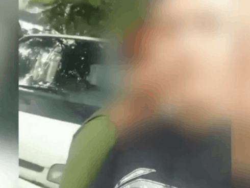 Clip: Cố vượt qua đường ray, người phụ nữ bị tàu hỏa đâm trực diện-3