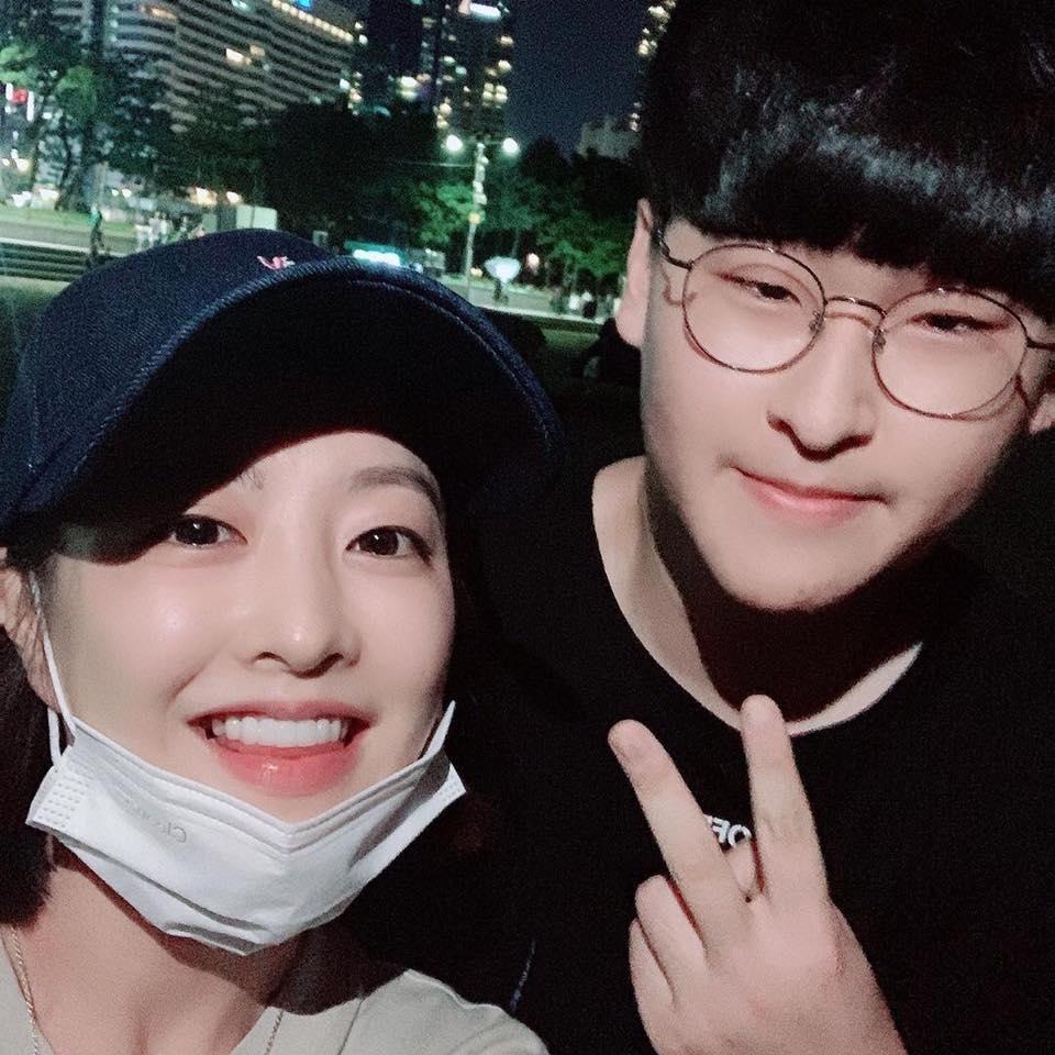 Mỹ nhân Ông ngoại tuổi 30 Park Bo Young không ngại để mặt mộc, thoải mái chụp ảnh cùng fan-1