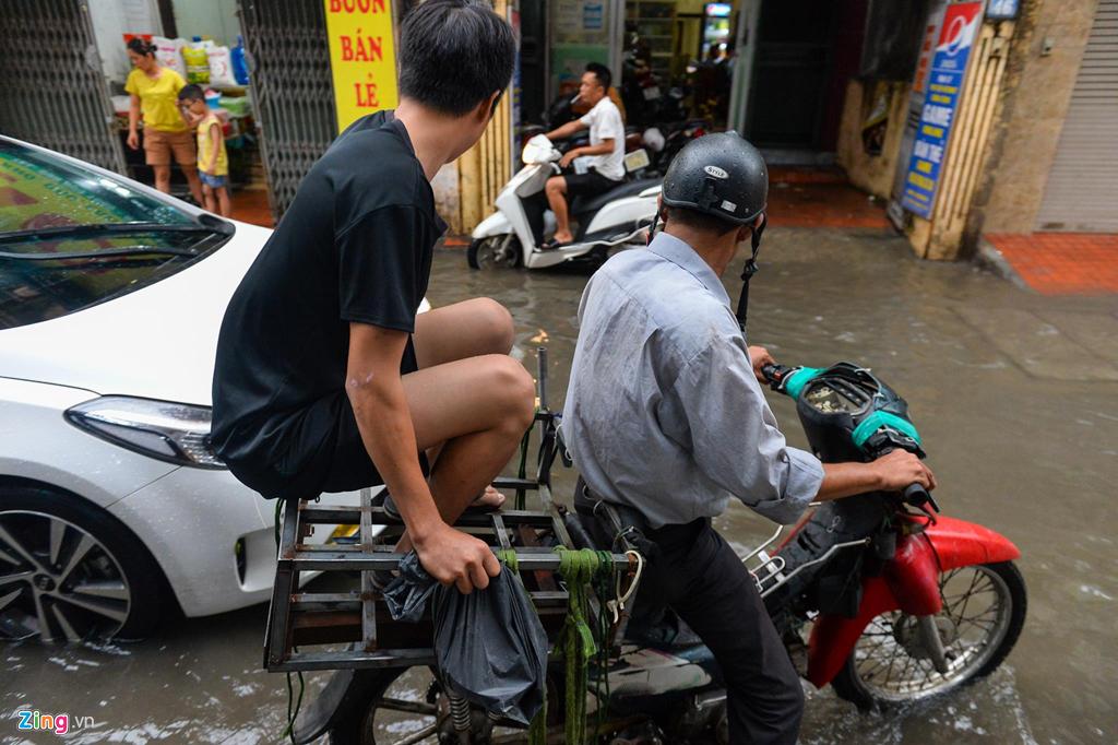 Xe chết máy hàng loạt sau mưa lớn-2