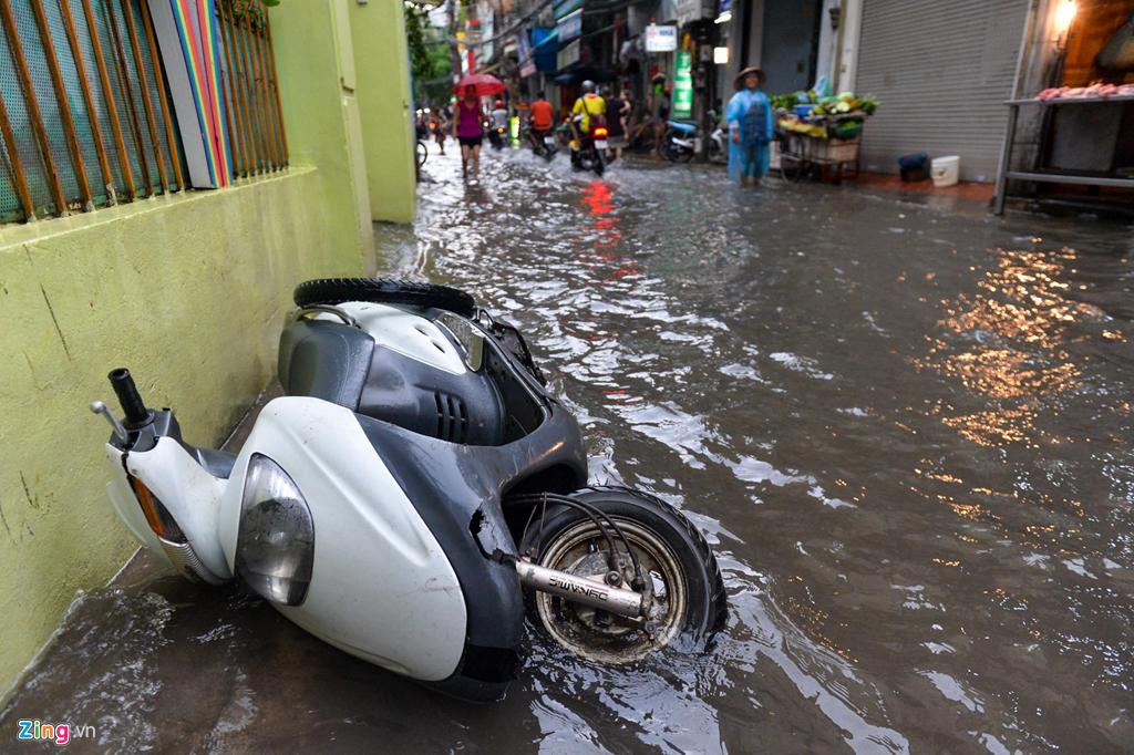 Xe chết máy hàng loạt sau mưa lớn-11