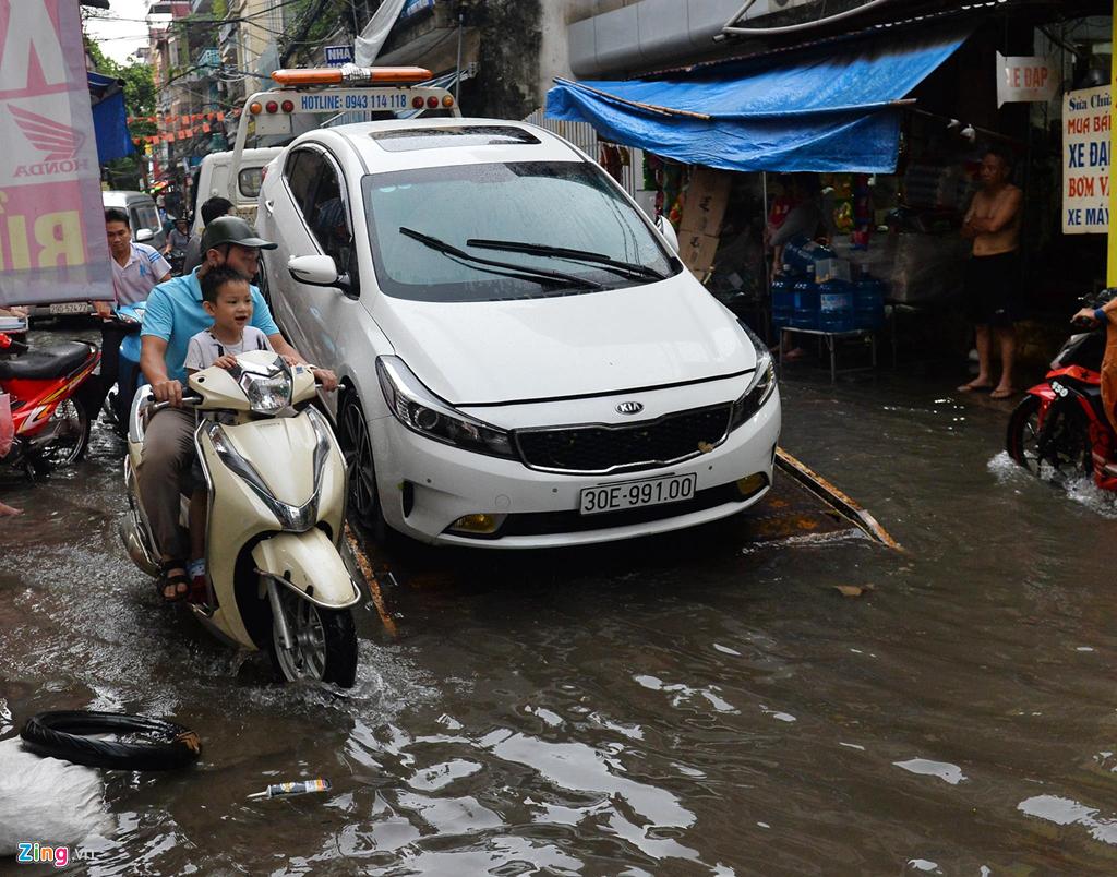 Xe chết máy hàng loạt sau mưa lớn-12
