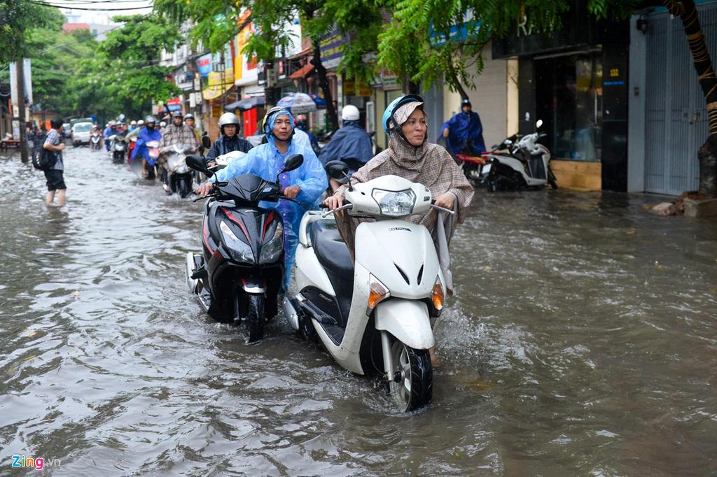 Xe chết máy hàng loạt sau mưa lớn-5