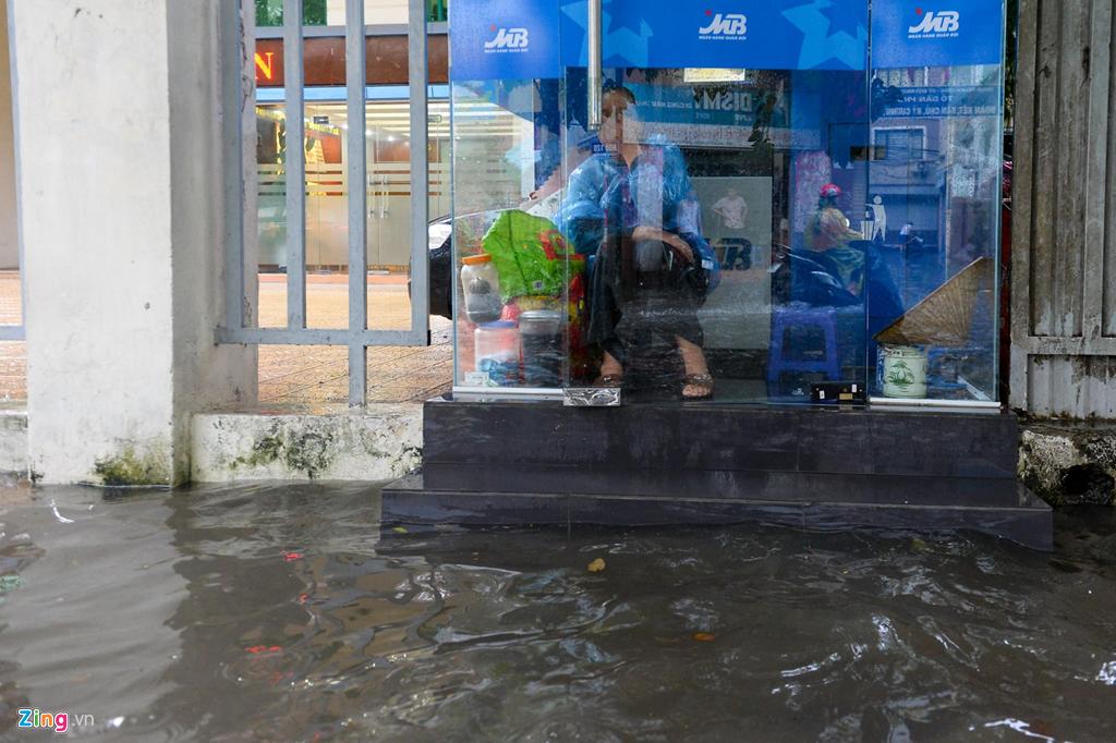 Xe chết máy hàng loạt sau mưa lớn-7