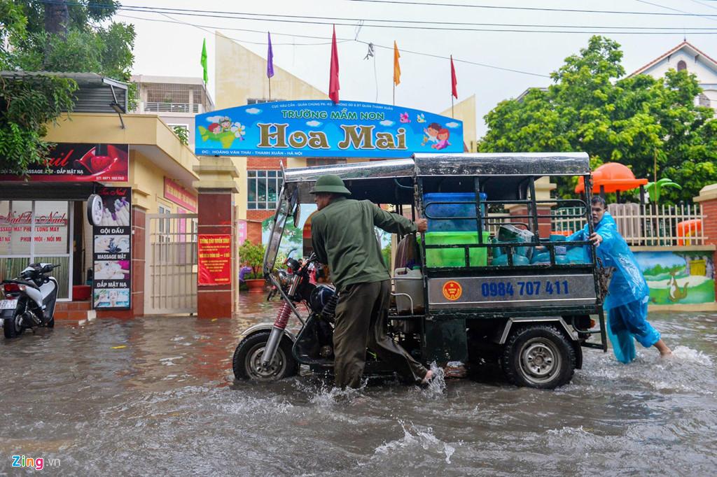 Xe chết máy hàng loạt sau mưa lớn-9